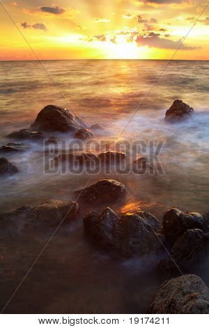 Puesta de sol tropical en la playa. Lanta island. Tailandia
