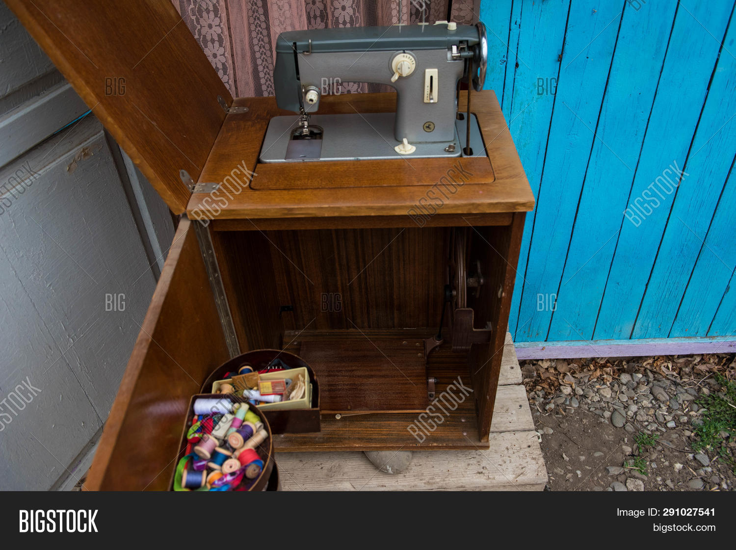 Old Sewing Machine Manuals and History of Their Evolution