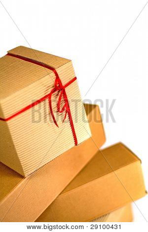 stack lepenkových krabic zblízka na bílém pozadí