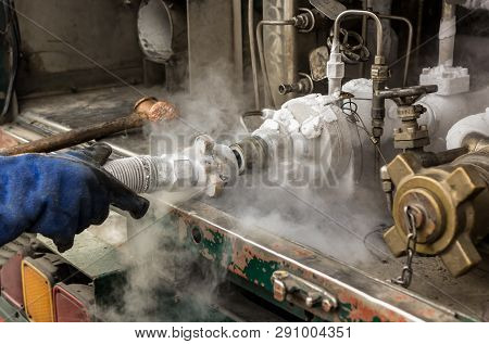 Pipe Line Supply Liquid Carbon Dioxide Industrial Gas Containers To Storage Tank