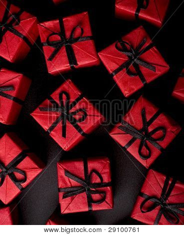 molte scatole regalo rosso su sfondo nero