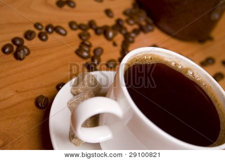 šálek kávy, caffee výrobce, cukru a fazole na dřevěný stůl