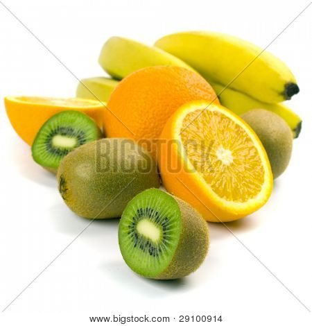 Kiwi, appelsiner og bananer sloseup på hvid