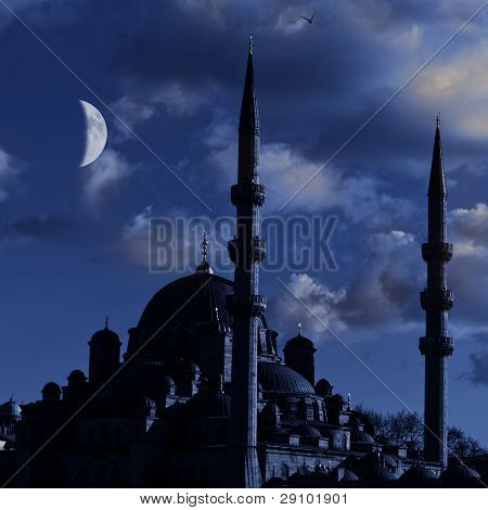 Cammii Yeni mešita v noci soumraku