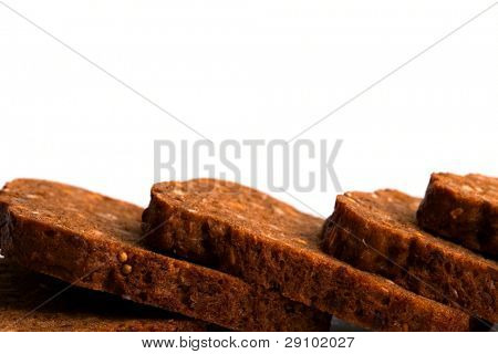 frisches gebackenes Brot Closeup Scheiben auf weiß abckground