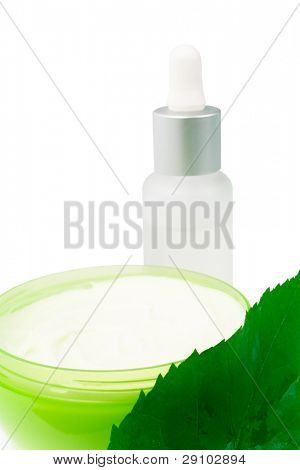 prodotti cosmetici con closeup foglia verde su sfondo bianco