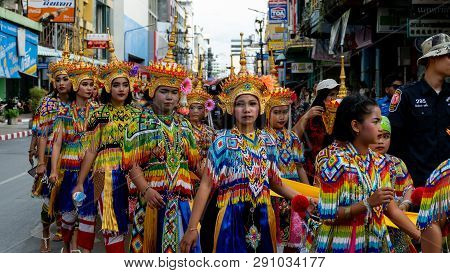 Songkhla, Thailand Apr. 14, 2018 : Undefined Participants Wear Manohra Suits And Walk In The Palace 
