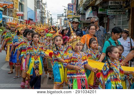 Songkhla, Thailand Apr. 14, 2018 : Undefined Participants Wear Manohra Suits And Walk In The Palace 