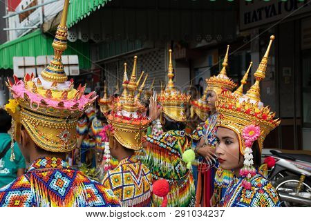 Songkhla, Thailand Apr. 14, 2018 : Undefined Participants Wear Manohra Suits And Walk In The Palace 