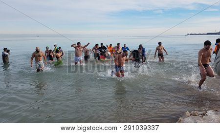 Chicago, Il January 26, 2019, People Running Into And Out Of The Frigid Freezing Cold Water Of Lake 