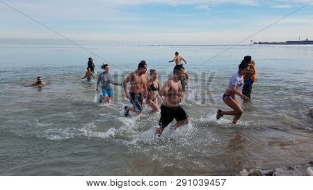 Chicago, Il January 26, 2019, People Running Into And Out Of The Frigid Freezing Cold Water Of Lake 