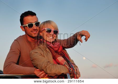 felice giovane coppia in amore hanno tempo romantico al tramonto estivo a nave barca mentre che rappresenta u