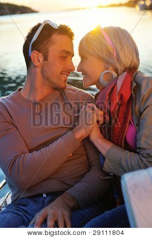 felice giovane coppia in amore hanno tempo romantico al tramonto estivo a nave barca mentre che rappresenta u