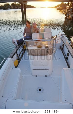 felice giovane coppia in amore hanno tempo romantico al tramonto estivo a nave barca mentre che rappresenta u