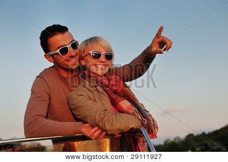 felice giovane coppia in amore hanno tempo romantico al tramonto estivo a nave barca mentre che rappresenta u