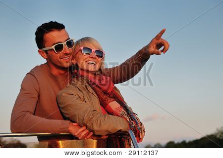 felice giovane coppia in amore hanno tempo romantico al tramonto estivo a nave barca mentre che rappresenta u