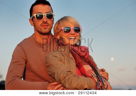 felice giovane coppia in amore hanno tempo romantico al tramonto estivo a nave barca mentre che rappresenta u