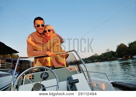 felice giovane coppia in amore hanno tempo romantico al tramonto estivo a nave barca mentre che rappresenta u