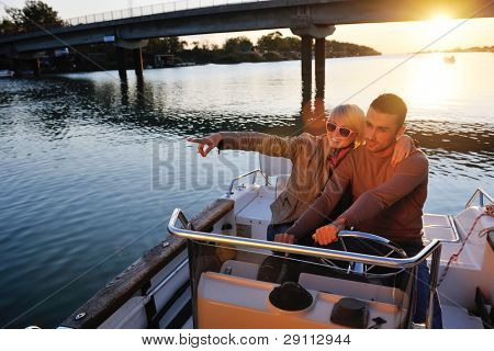 felice giovane coppia in amore hanno tempo romantico al tramonto estivo a nave barca mentre che rappresenta u