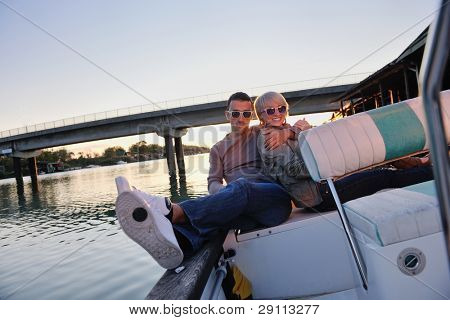 felice giovane coppia in amore hanno tempo romantico al tramonto estivo a nave barca mentre che rappresenta u