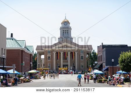 Jasper, Indiana, Usa - August 5, 2018: The Strassenfest Parade, Photo Of The Dubois County Courthous