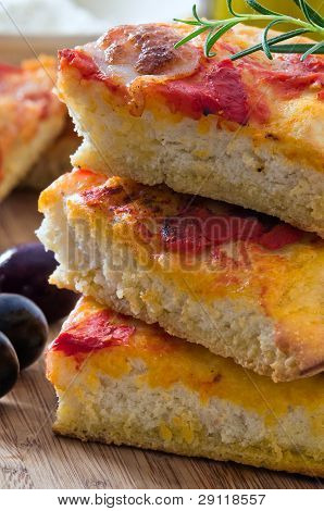 Focaccia mit Tomaten und schwarzen Oliven.