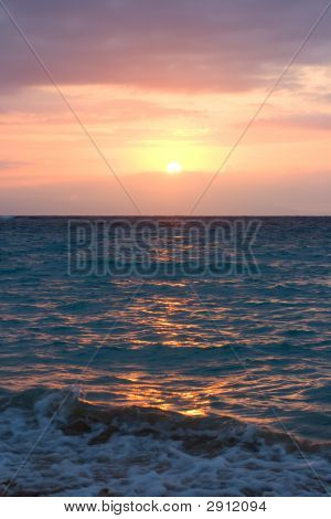 Sunrise okyanus dalgaları