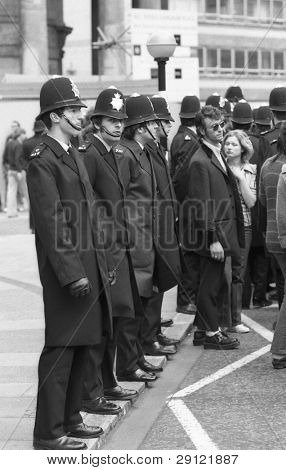 Londra - 15 maggio: controllo della folla aiuti ufficiali di polizia durante una marcia da appassionati di musica come parte della roccia 