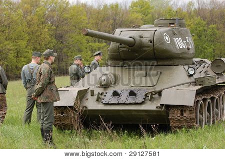 Alman askerler Sovyet tank keşfedin. WW2 reenacting