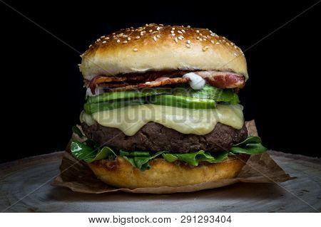 Cheeseburger With Bacon, Avocado, Lettuce And Mayonnaise