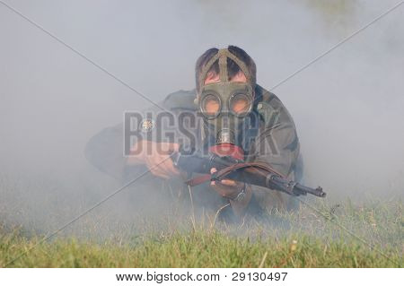 Tysk soldat i gasmaske. WW2 reenacting