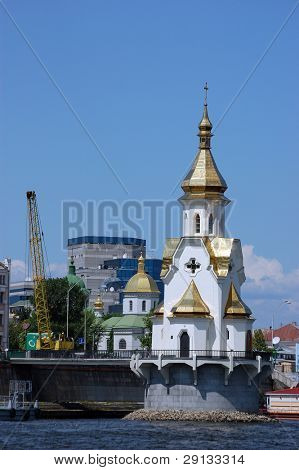 Célèbre église sur l'eau à Kiev. Ukraine (Malorussia)