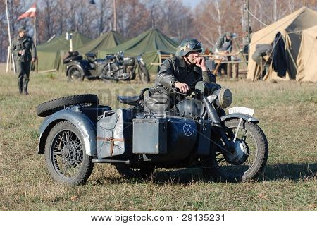 KIEV, Ucraina - NOV 8: Persona in uniforme militare tedesco WW2.   Membro del club di storia militare rosso 