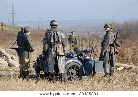 KIEV, Ucraina - NOV 9: Persona in uniforme militare tedesco WW2. Membro del club di storia militare Sta rosso