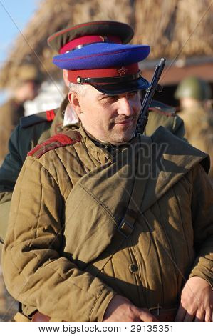KIEV, UKRAINE - NOV 9: Person i sovjetiske WW2 militære uniform af NKVD (KGB) medlem af militære historie