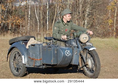 KIEV, Ucraina - NOV 8: Persona in uniforme militare tedesco WW2. Membro del club di storia militare Sta rosso