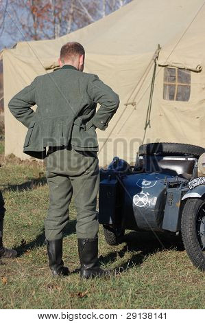 KIEV, UCRAINA NOV 8,2008. Persona in uniforme militare tedesco WW2. Membro del club di storia militare rosso 