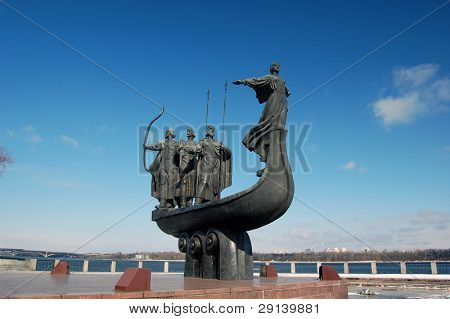 Berømte monument til de mytiske grundlæggerne af Kiev på floden Dnepr.Kiev, Ukraine