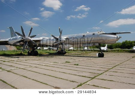 หมี TU-95จัดแสดงของพิพิธภัณฑ์ของบิน เคียฟ ยูเครน (Malorussia)