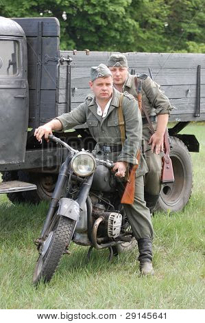 KIEV, Ucraina - 9 maggio: Membri di un club di storia militare indossano uniformi tedesche storiche come essi par