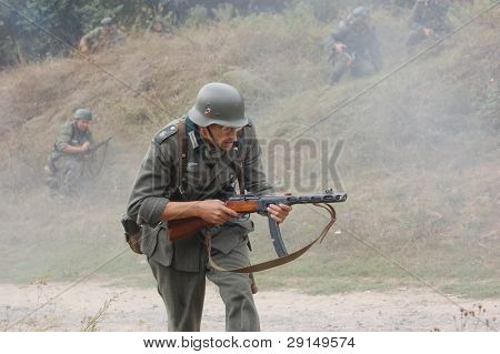 KIEV, UKRAINE - SEPT 6,: Medlem af en historie club wears en historisk tyske uniformer som han particip