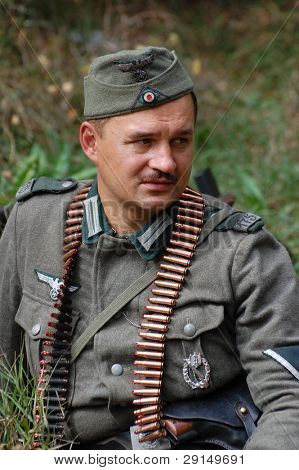 KIEV, UKRAINE - SEPT 6,: Medlem af en historie club wears en historisk tyske uniformer som han particip