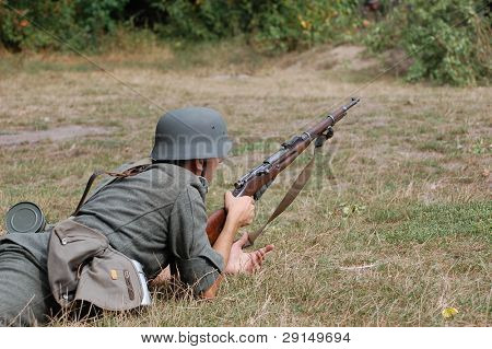 KIEV, UKRAINE - SEPT 6,: Medlem af en historie club wears en historisk tyske uniformer som han particip