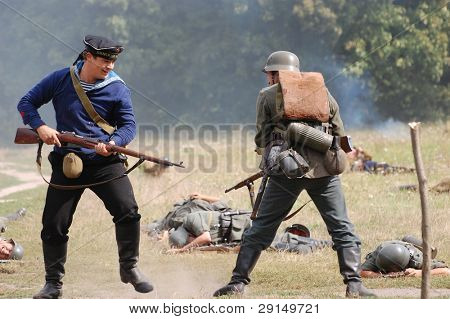 KIEV, UKRAINE - SEPT 6: Medlemmerne af en historie klub bærer en historisk militær uniformer som de par