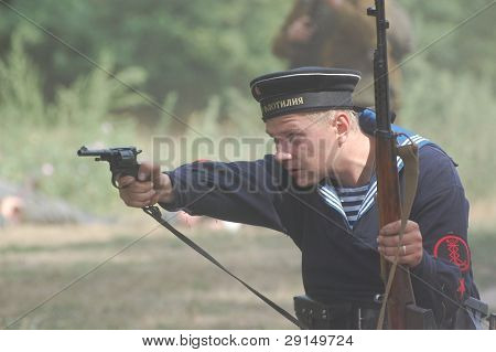 KIEV, UKRAINE - SEPT 6,: Medlem af en historie club wears en historiske sovjetiske ensartet som han deltagelse