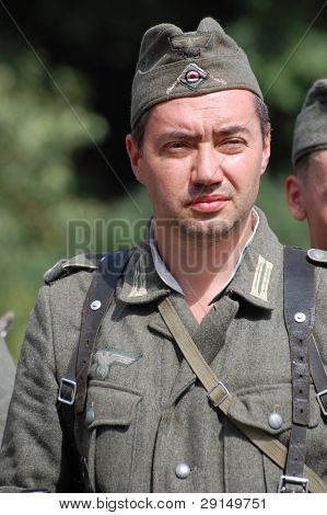 KIEV, UKRAINE - SEPT 6,: Medlem af en historie club wears en historisk tyske uniformer som han particip
