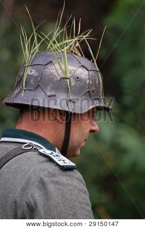 KIEV, UKRAINE - SEPT 6,: Medlem af en historie club wears en historisk tyske uniformer som han particip