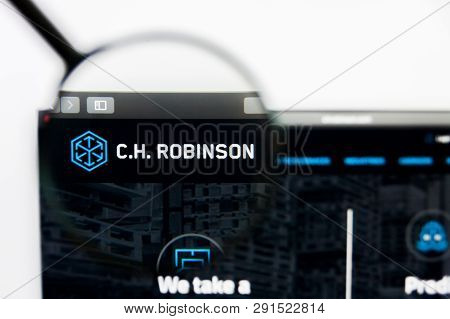 Los Angeles, California, Usa - 25 March 2019: Illustrative Editorial Of C.h. Robinson Website Homepa
