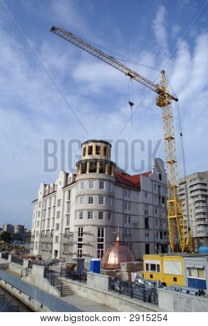 Nuova costruzione sulla riva del fiume in