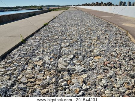 Special pavement for seaport giving posibility of easy water flow.